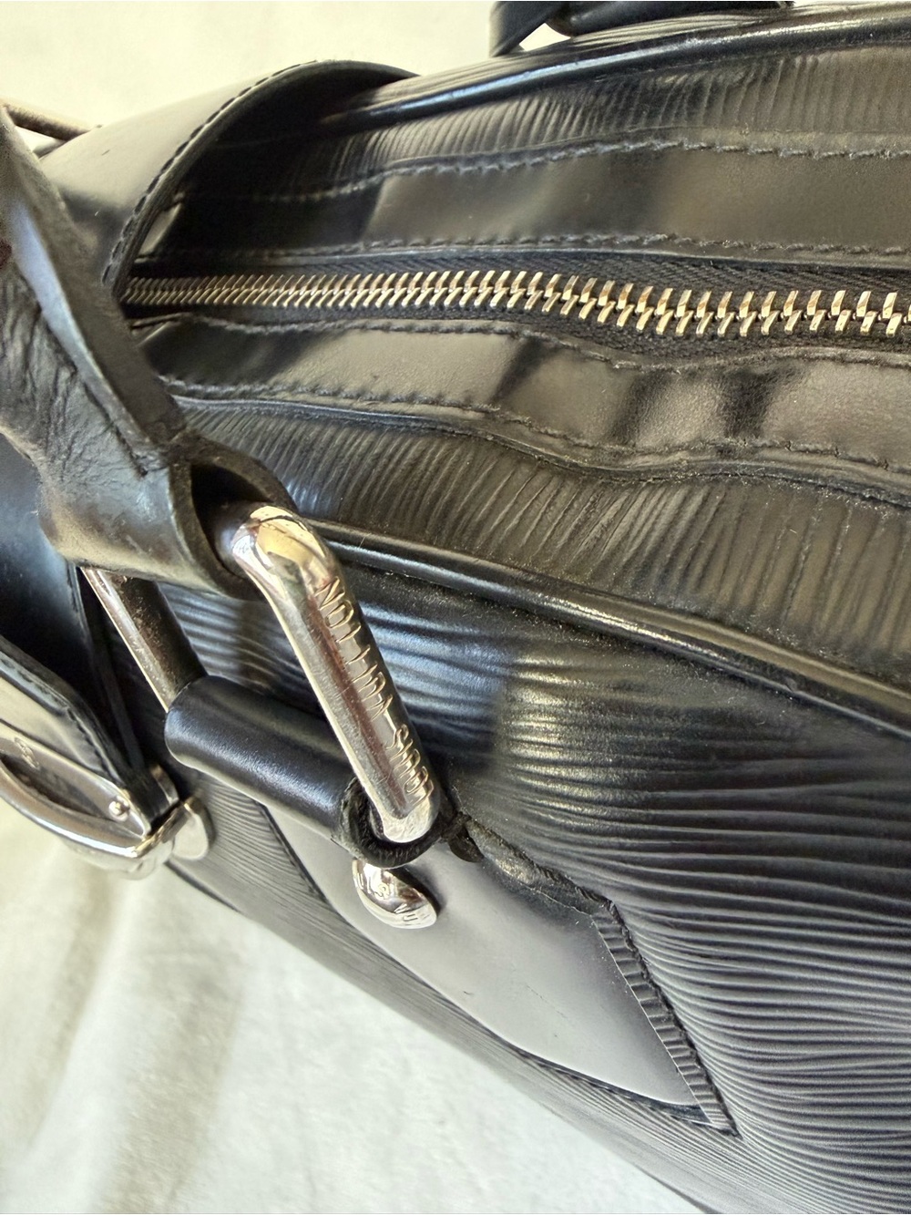 Louis Vuitton Montaigne GM Vintage Bag in Epi Leather - Picture 9 of 16